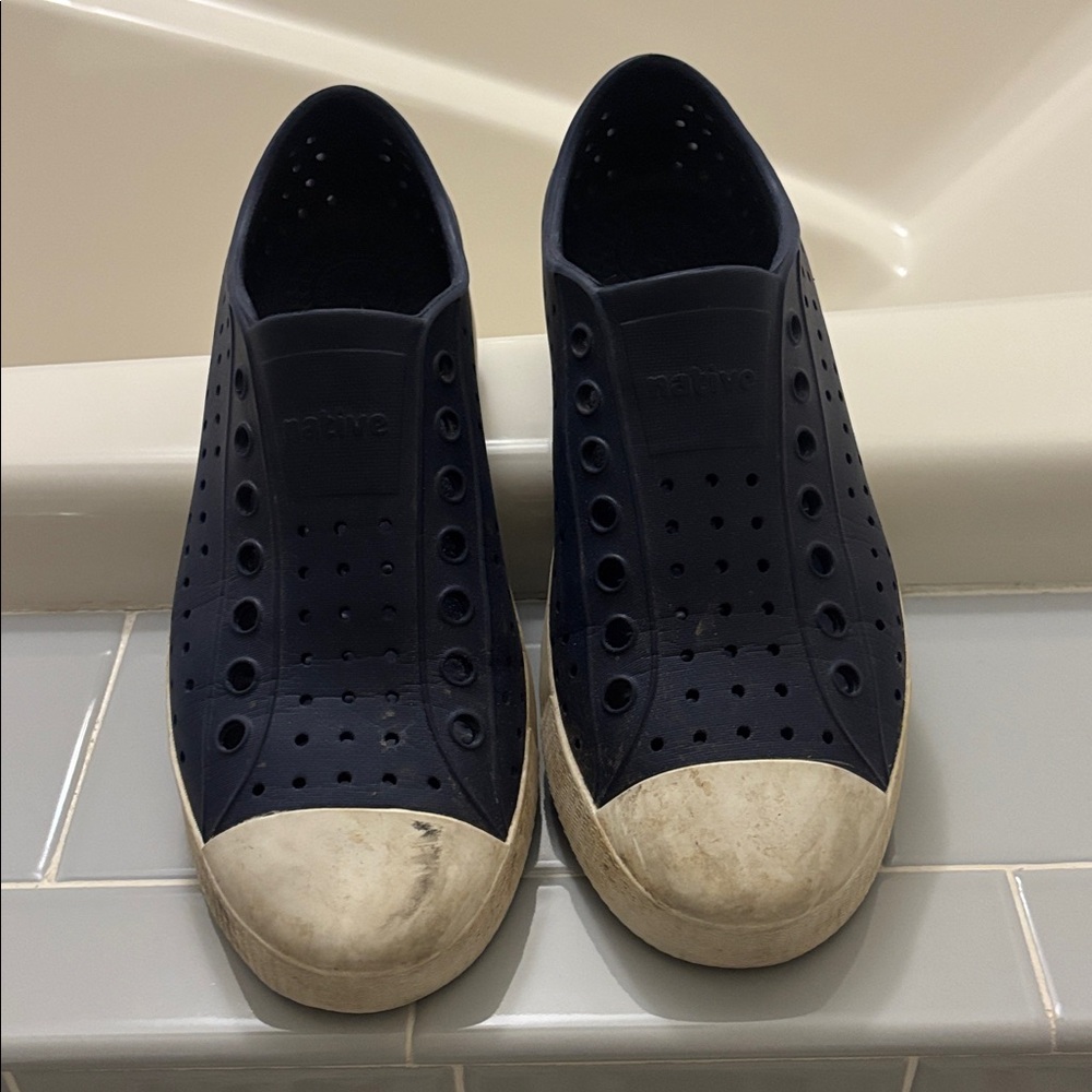 Native Sneakers Womens 9 • Mens 7